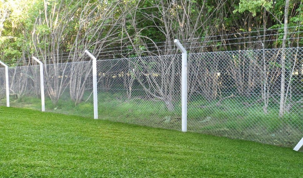 Pasto sintético, alambres y más